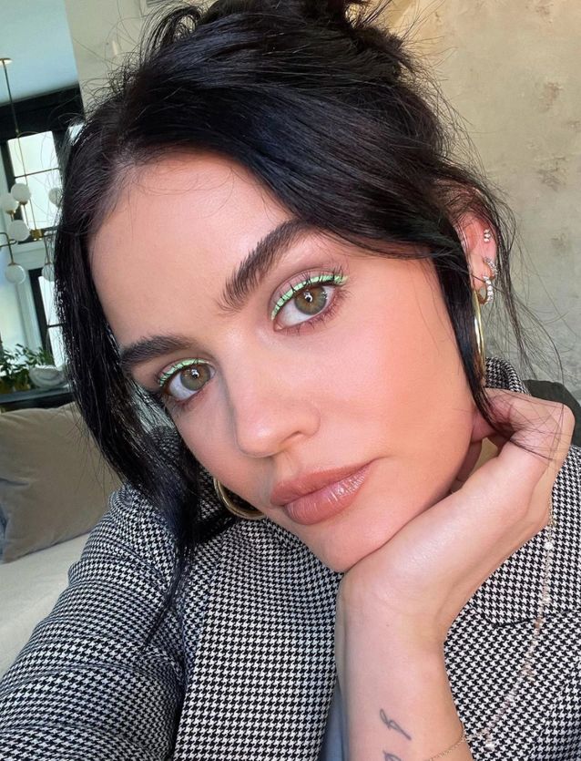 Lucy Hale adopte l'eye-liner vert néon