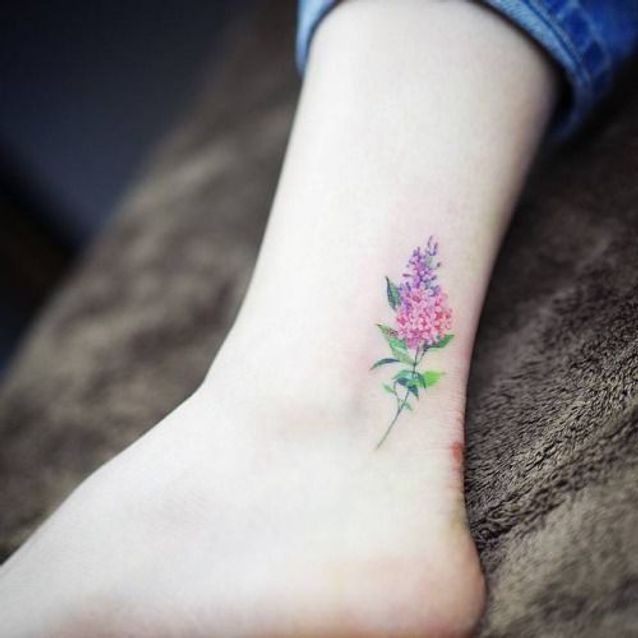 Tatouage aquarelle petite fleur