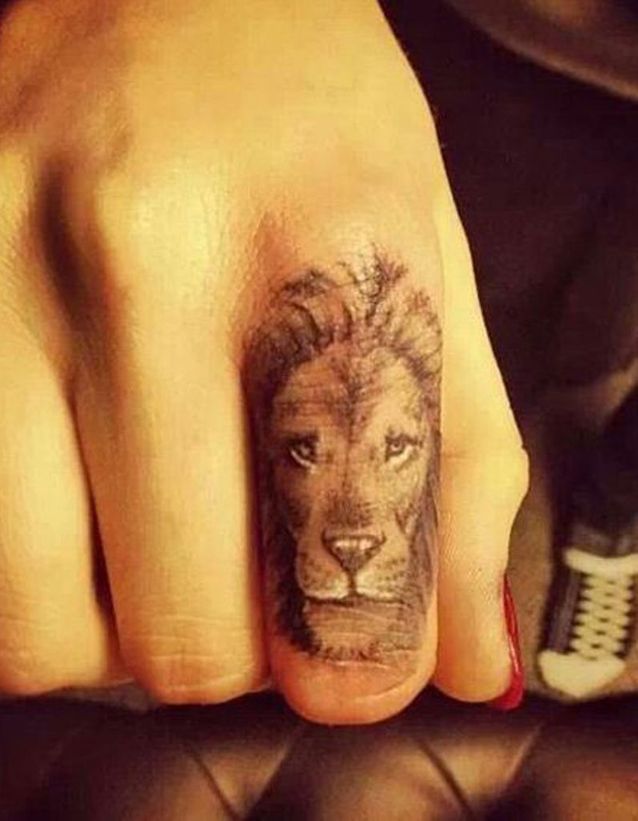Tatouage doigt lion 