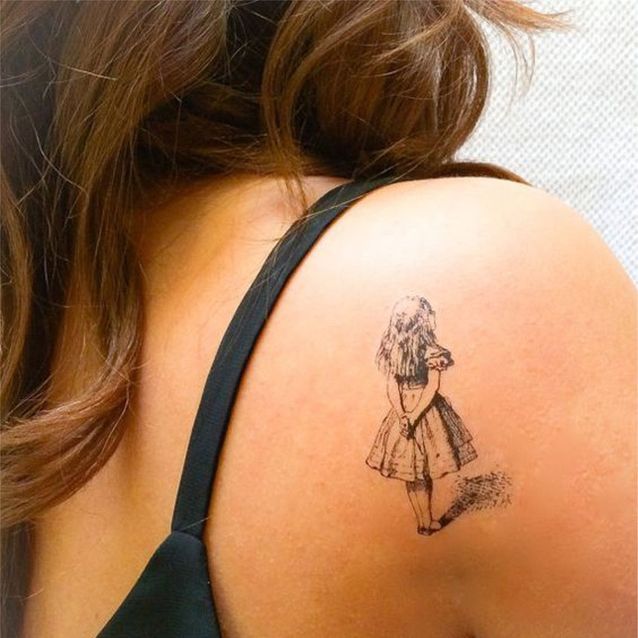Tatouage épaule Alice au pays des merveilles 20 tatouages à porter fièrement sur l