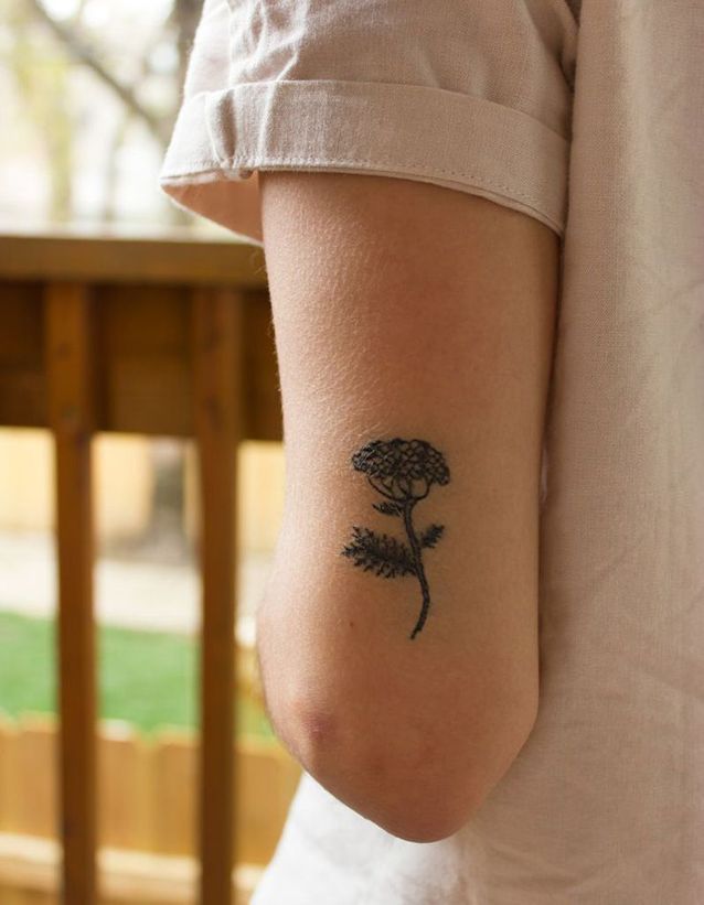 Tatouage fleur simple - 20 tatouages fleuris qui font ...