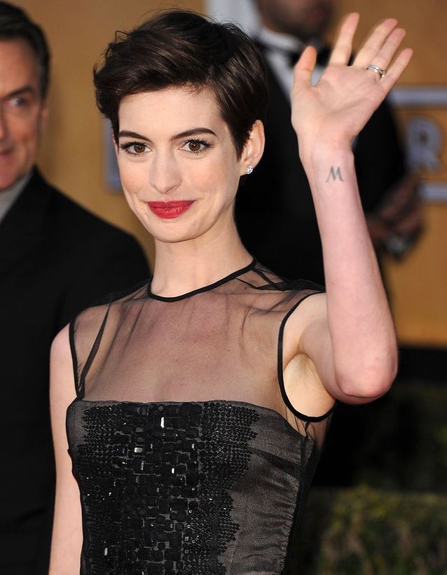 Le tatouage lettre sur le poignet d’Anne Hathaway.