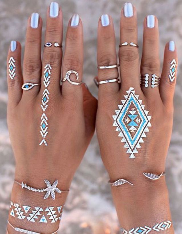 Tatouages Mains Ephemeres Un Tatouage Sur La Main Cederez Vous A La Tendance Elle