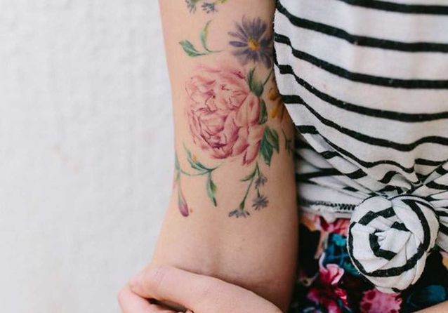 15 idées de tatouages pivoine pour avoir sa fleur préférée dans la peau