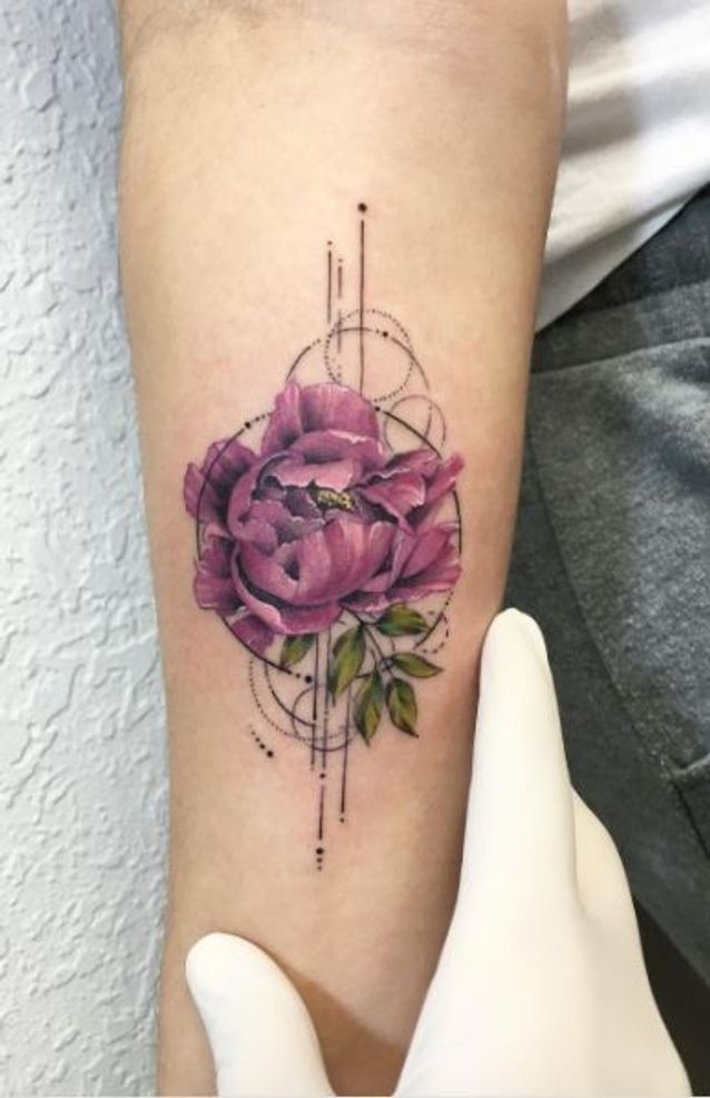 Tatouage pivoine coloré sur l'avant bras - 15 idées de tatouages pivoine  pour avoir sa fleur préférée dans la peau - Elle