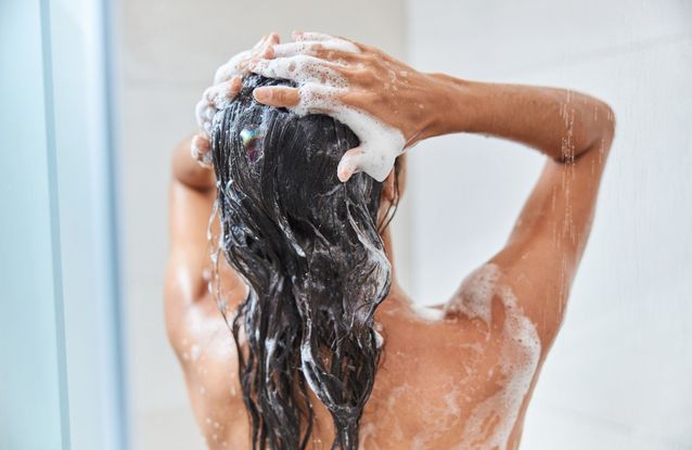 Cheveux bouclés, lisses, secs… 5 shampooings spécialisés passés au crible