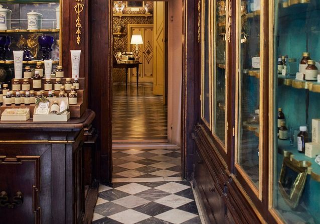 tıraş makinesi buraya paslı  Santa Maria Novella, les trésors de 800 ans de parfumerie à Florence - Elle
