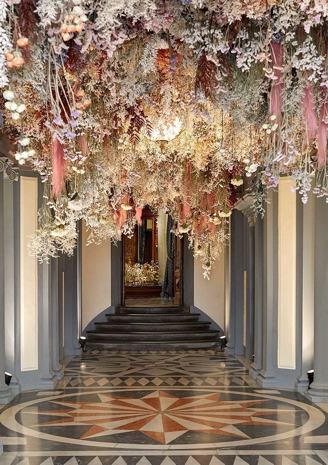 Le vestibule menant à la boutique et sa voûte de fleurs séchées, énorme succès sur Instagram