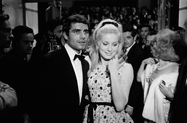 Catherine Deneuve et Nino Castelnuovo le 29 avril 1964 à Cannes pour les Parapluies de Cherbourg