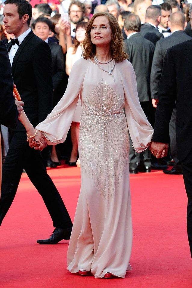 Isabelle Huppert en longue robe crème
