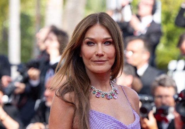 Cannes 2022 : Carla Bruni envoûtante face à Sandrine Kiberlain sur le tapis rouge