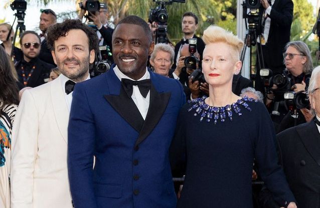 Cannes 2022 : Tilda Swinton envoûte le tapis rouge aux côtés d’Idris Elba