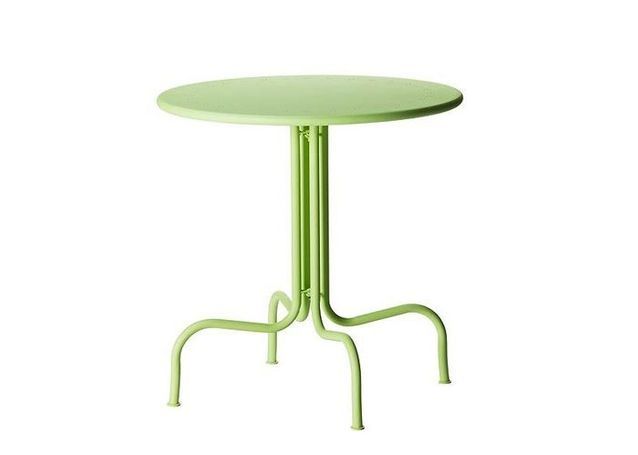 Une Table De Jardin Pour L Ete Elle Decoration