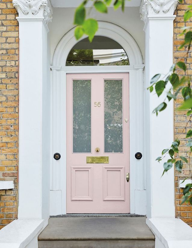 Une porte d'entrée rose pâle