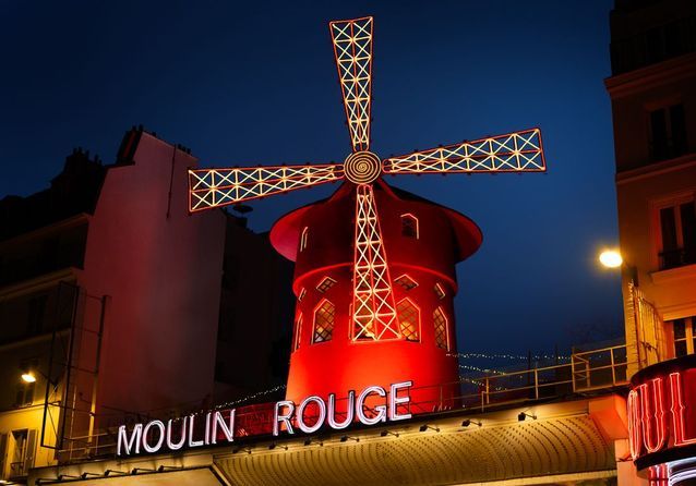 Et si vous dormiez dans le mythique moulin du Moulin Rouge ? 