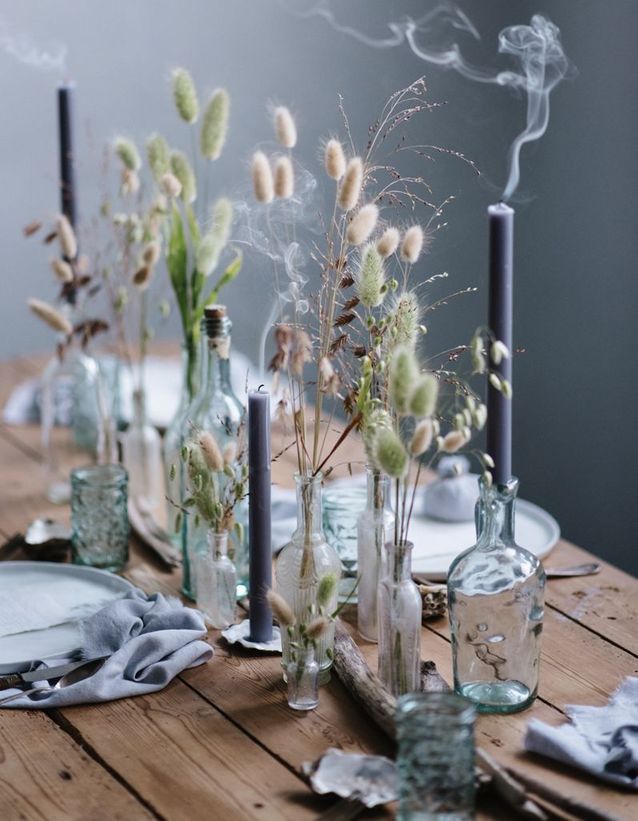 Escrituras de flores secas como una decoración de mesa.