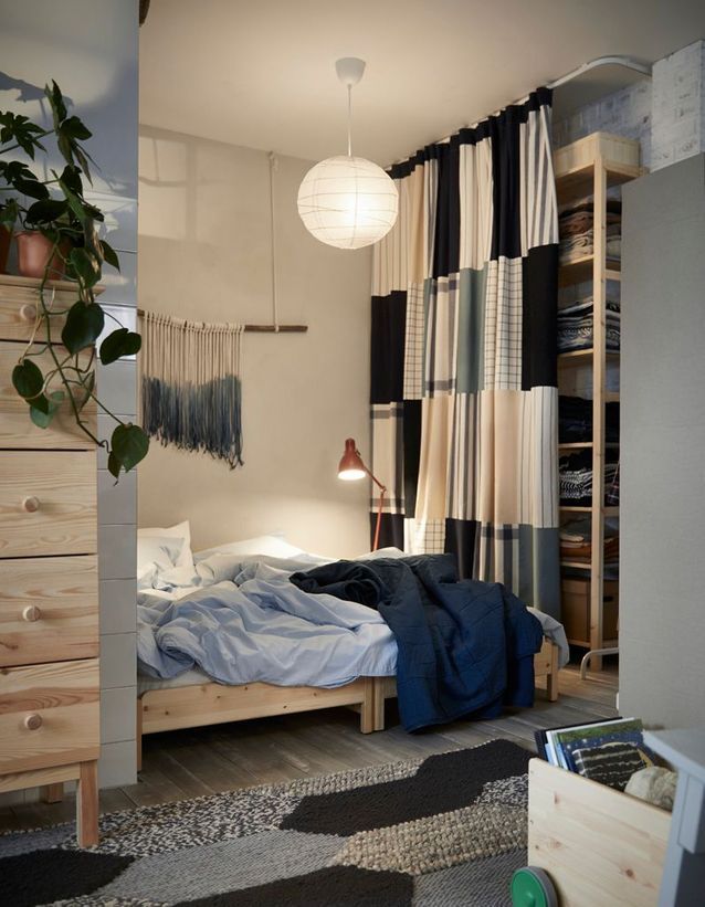 Penser à la tringle à rideaux d'angle pour aménager un dressing sur mesure