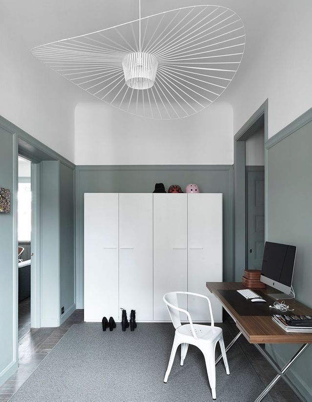 La suspension Vertigo blanche dans un bureau aux murs bicolores