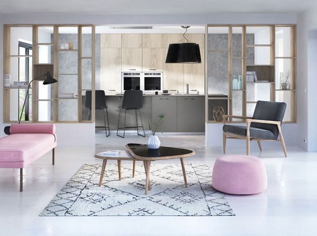 Una cocina de diseño delimitada por tabiques calados