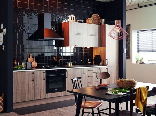 Una cocina de diseño mitad madera y mitad azulejos