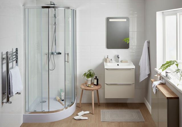 Une salle de bains Castorama qui adopte la douche courbée
