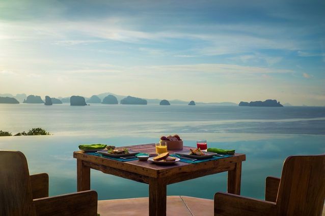 Petit déjeuner au lever du soleil dans une suite Hotel Hilltop Reserve, Six Senses Yao Noi, Thaïlande