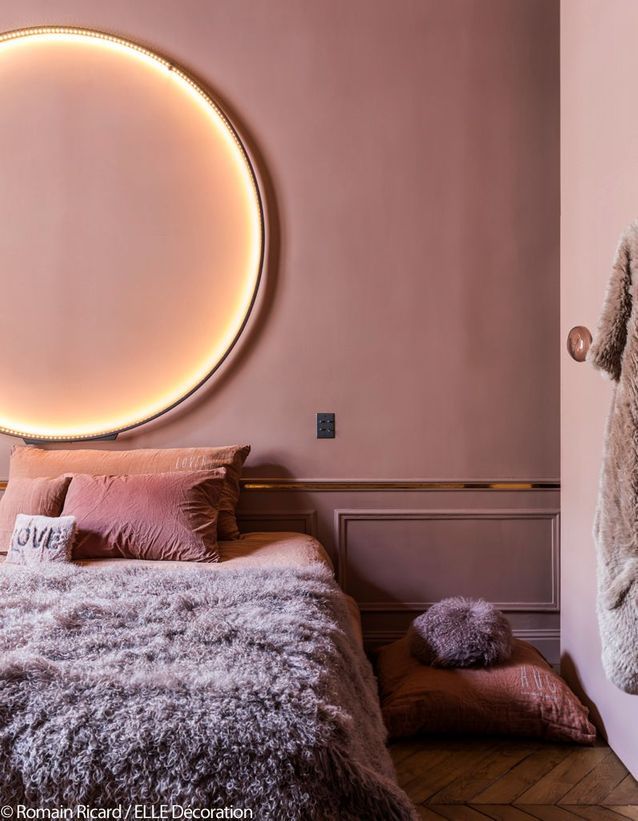 Une chambre rose qui reinterprete le style girly - Este apartamento se atreve con el total look en cada habitación