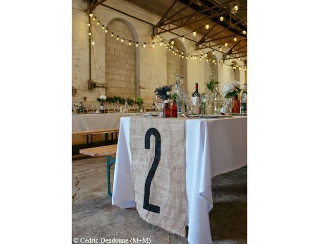 Inscrivez le numéro de table sur le chemin de table