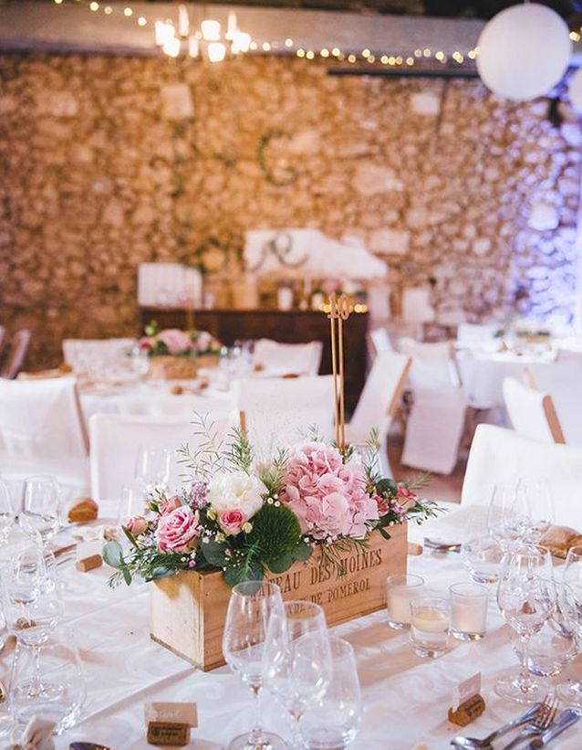 Transformez une caisse à vin remplie de fleurs en centre de table