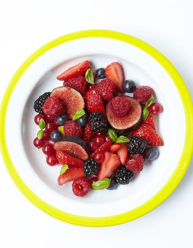 Recette minceur rapide : salade de fruits rouges et noirs au basilic
