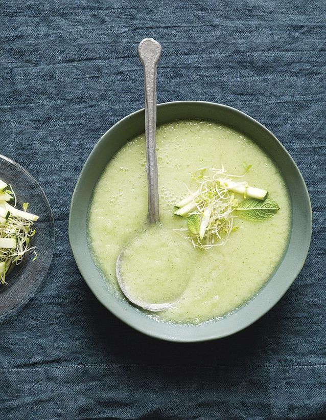 Recette minceur rapide : soupe froide de concombre, pommes et wasabi de Trish Deseine