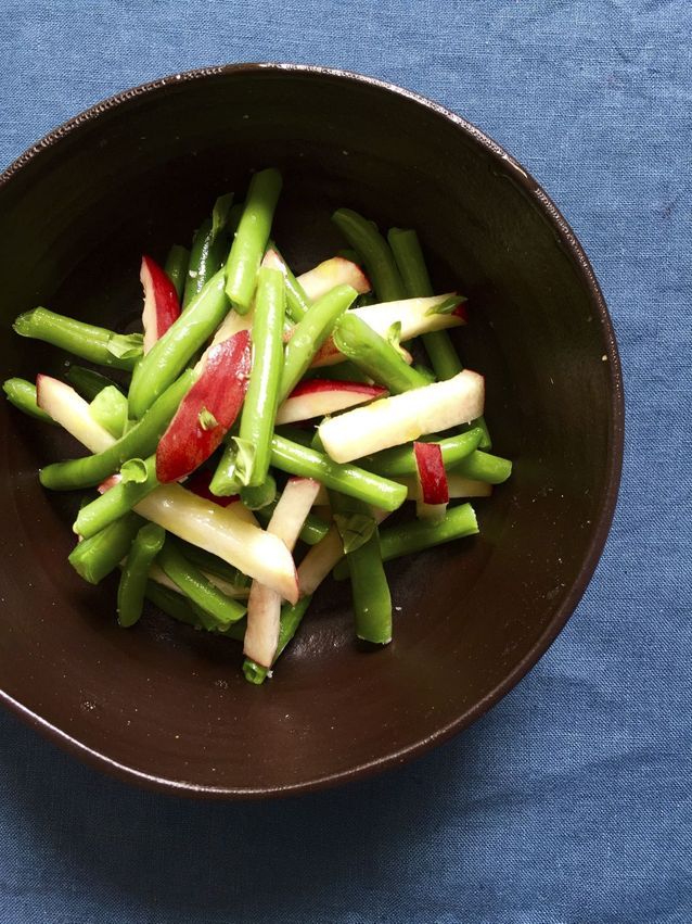 Salade de haricots verts, pêches blanches, basilic