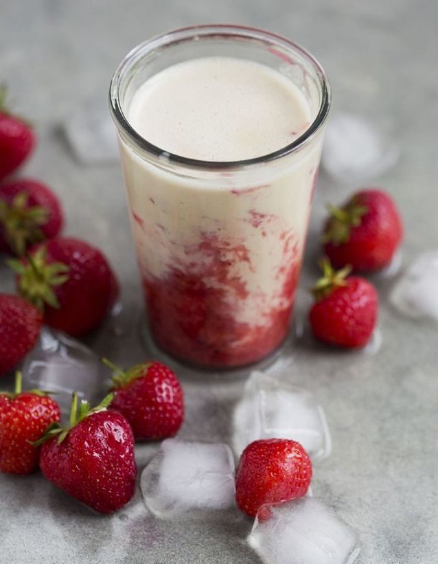 Milkshake aux fraises et beurre de cacahuètes