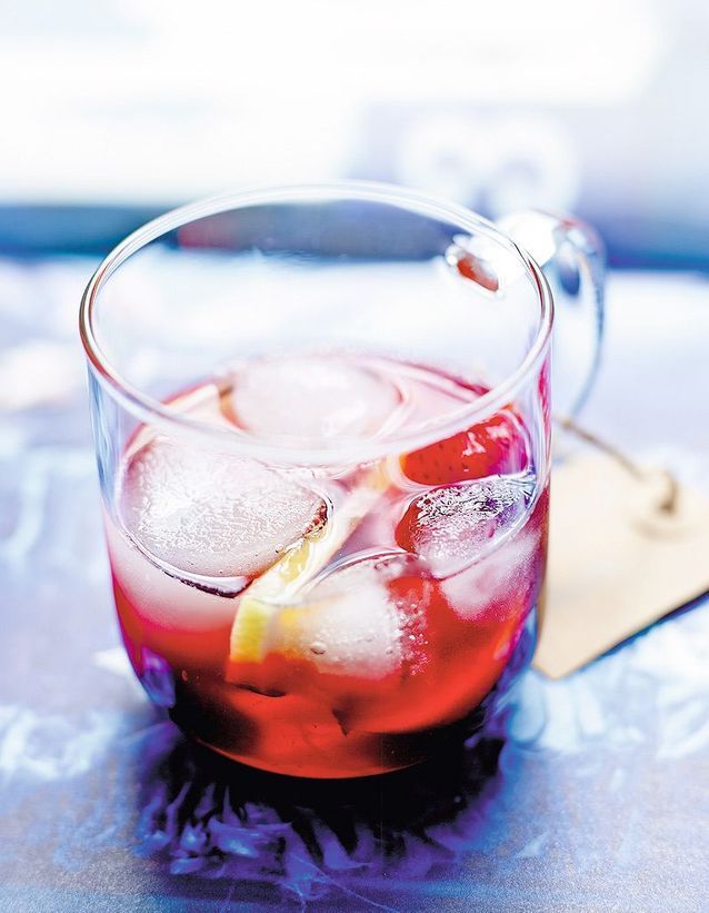 Cocktail hibiscus et fruits d'été comme une sangria