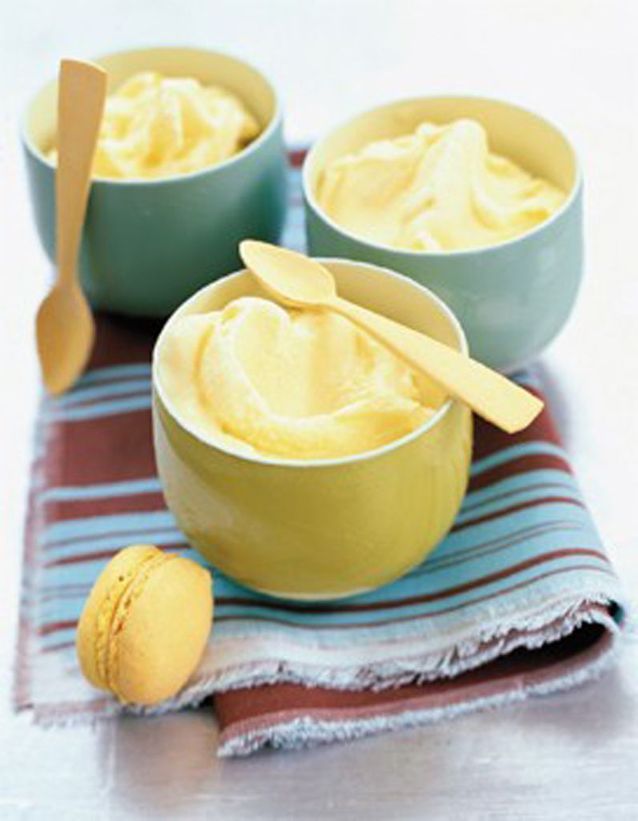 Sorbet au yaourt et aux macarons au citron