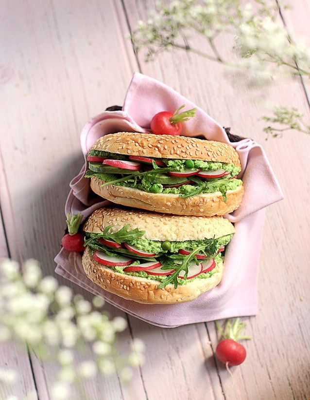 Bagel radis, petits pois, chèvre