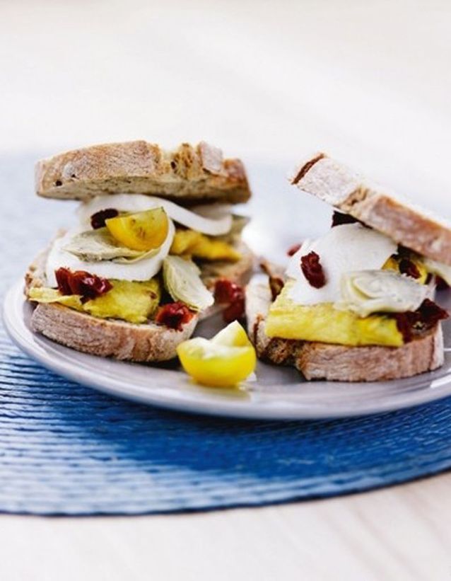 Sandwichs à l’omelette, basilic et petits cœurs d’artichauts