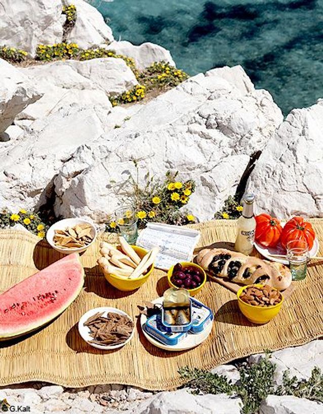 Elle Suce Le Livreur De Pizza Sur les rochers - Beach food : sous le soleil des calanques - Elle à Table