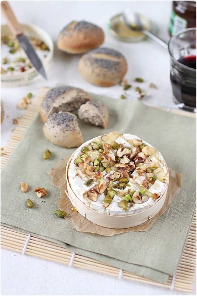 Camembert rôti au four, miel et fruits secs - 8 recettes de camembert ...