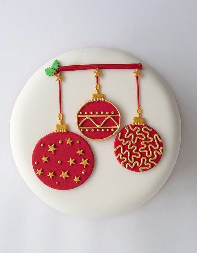 Gâteau décoré rouge et or