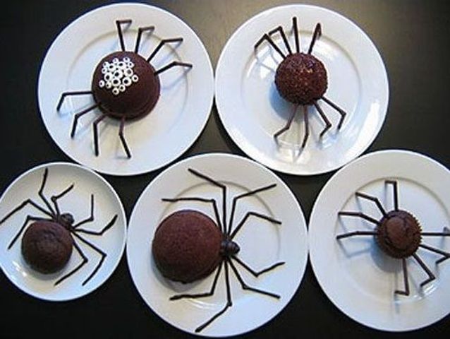 Petits Gâteaux De Halloween Avec Des Araignées De Chocolat Sur Les