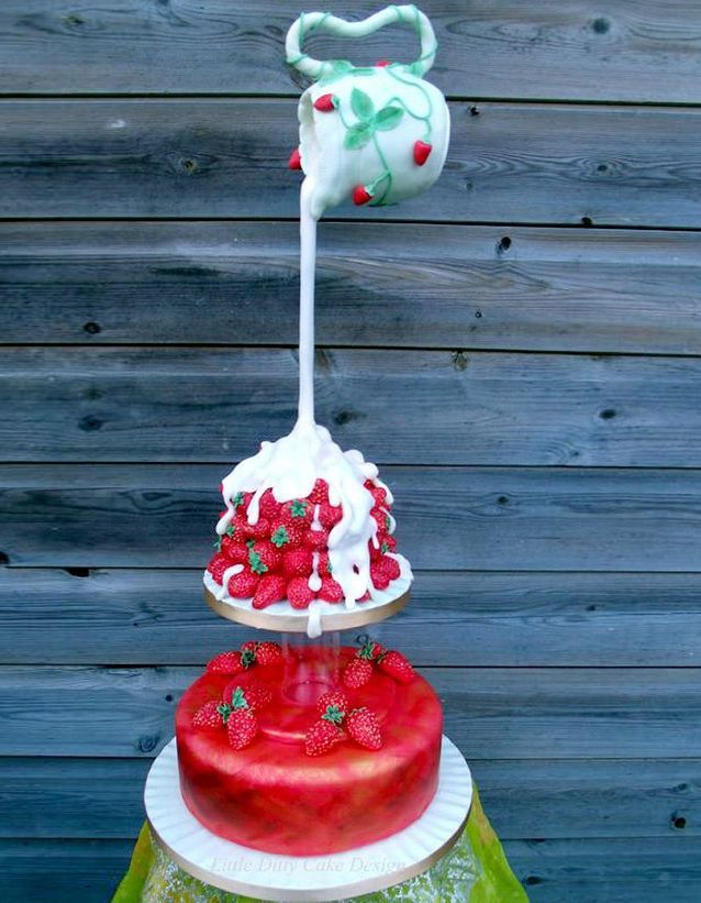 Gravity cake fraises à la crème