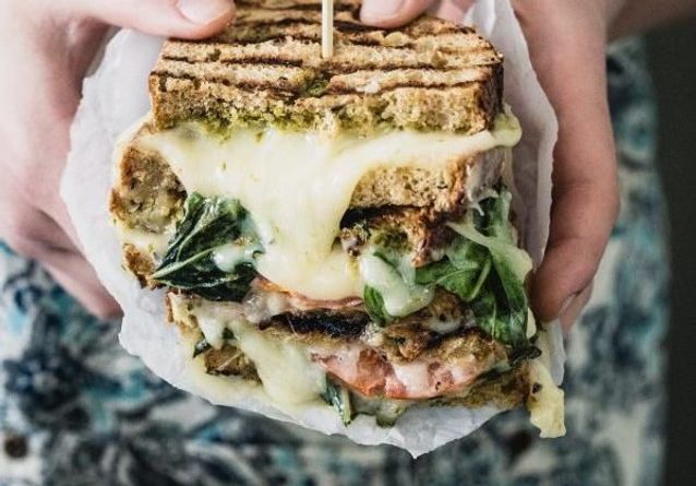 Comment faire un grilled cheese ? Elle à Table Recette Sandwich grillé au fromage fondu et à la sauce