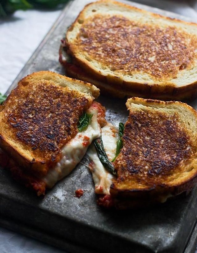 Comment faire un grilled cheese ? Elle à Table Recette Sandwich grillé au fromage fondu et à la sauce