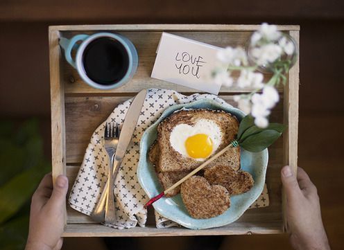 Un Petit Dejeuner Romantique Avec Des Toasts D Amour 10 Idees De Petit Dejeuner Romantique Pour Un Reveil En Douceur Elle A Table