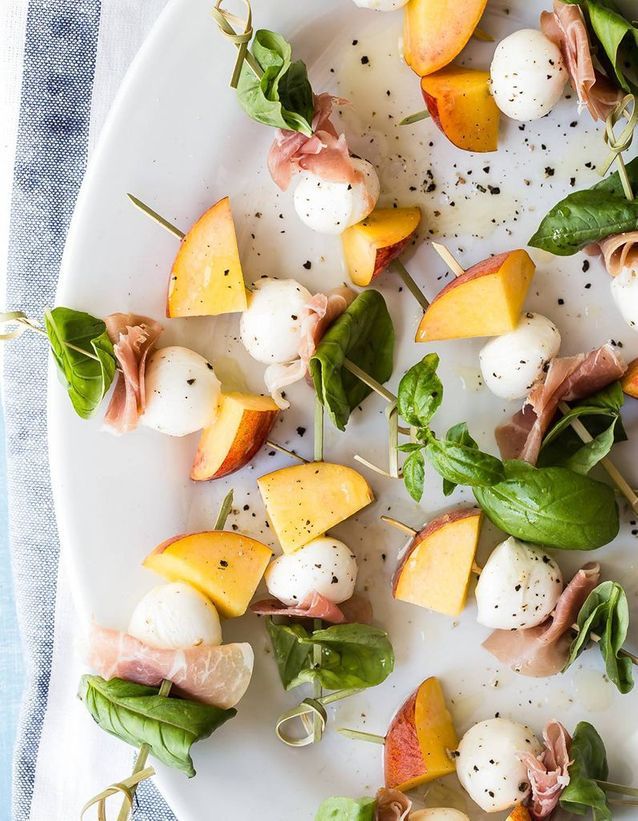 Brochettes apéritives pêche, prosciutto, mozzarella