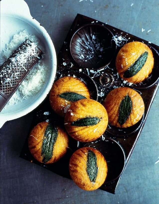 Madeleines à la polenta et sauge