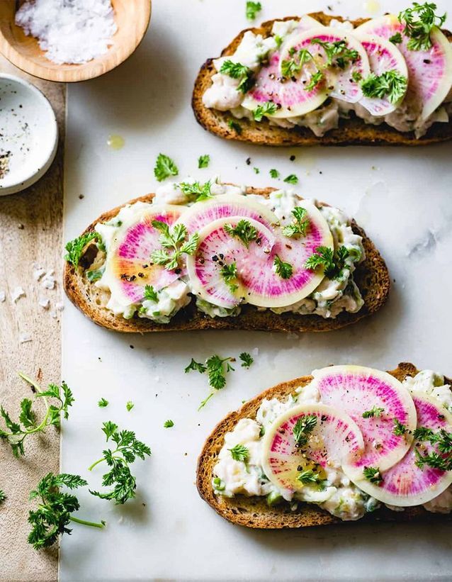 Tartines de haricots blancs et radis