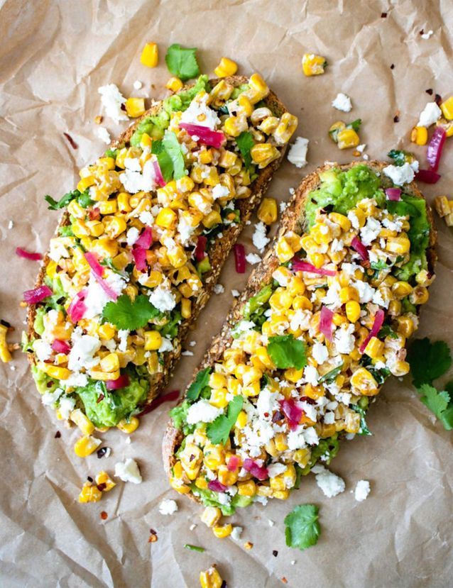 Tartines d’avocat et maïs grillé
