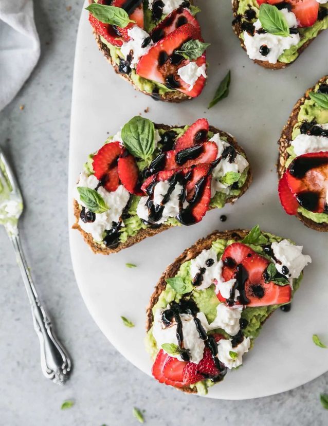 Tartines d’avocat, fraises et burrata